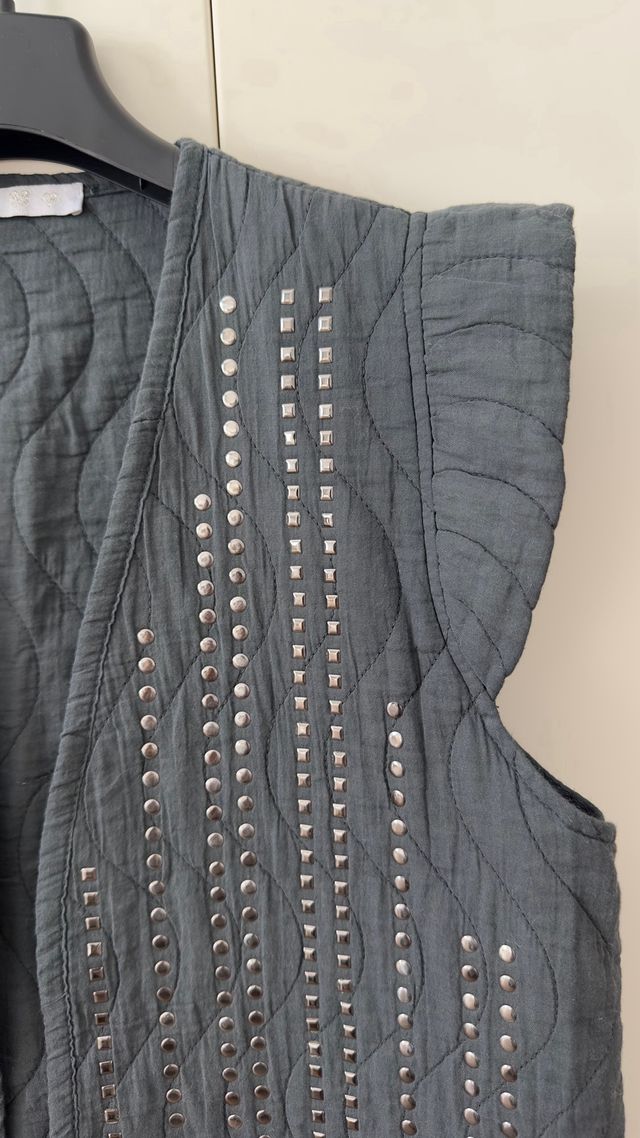 Giubbotto grigio con borchie