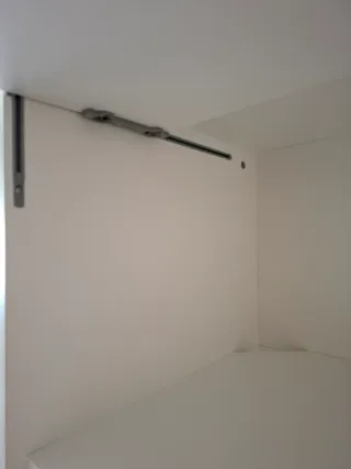 Estantería con puertas escamoteables (escondidas)