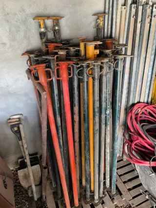 Puntales de obra metálicos