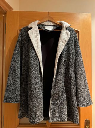 Abrigo de invierno gris y blanco talla 38