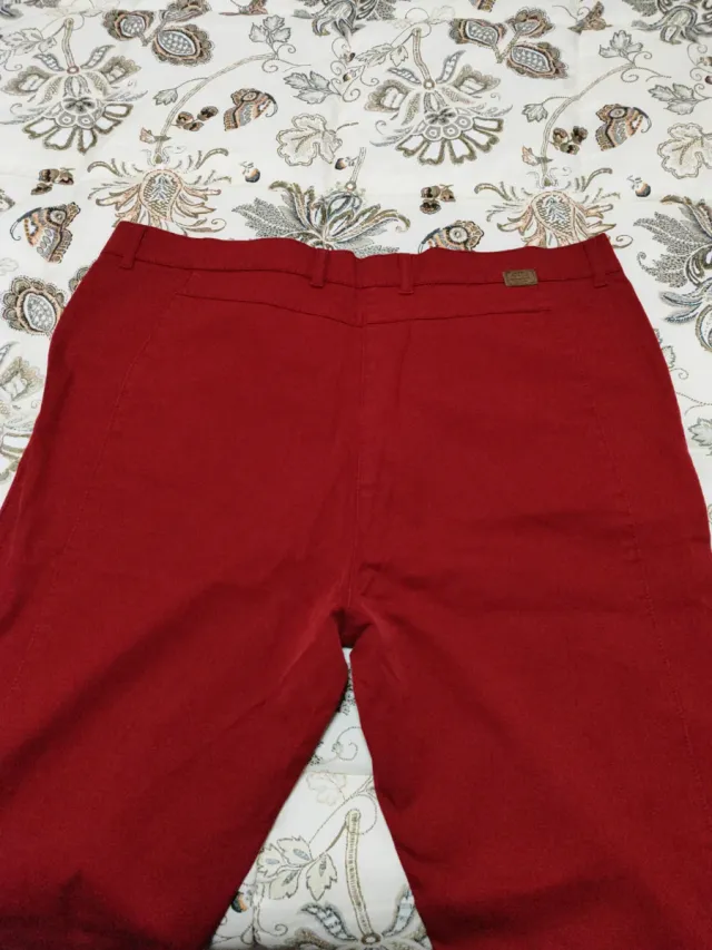 Pantalón de vestir rojo, burdeos