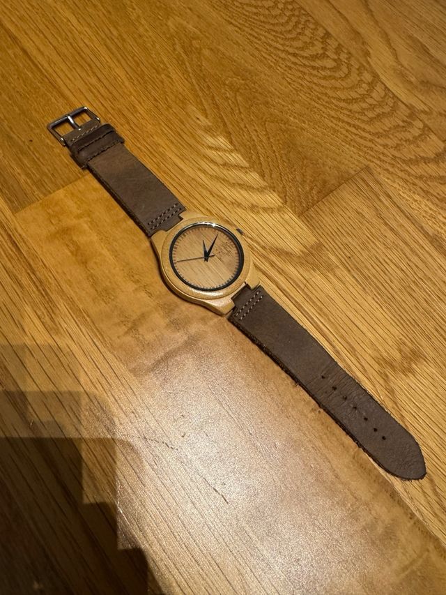 Reloj de madera con correa de cuero