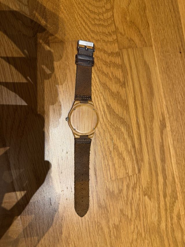 Reloj de madera con correa de cuero