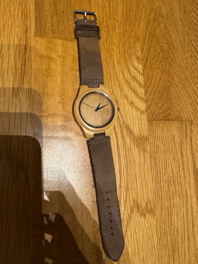 Reloj de madera con correa de cuero
