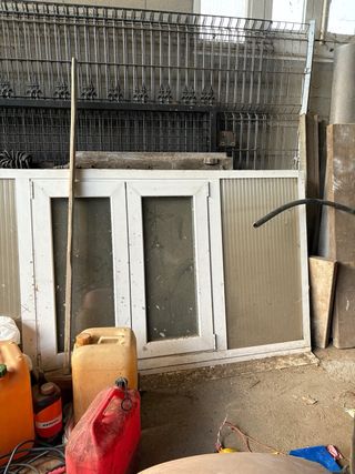 Ventana doble con marco blanco