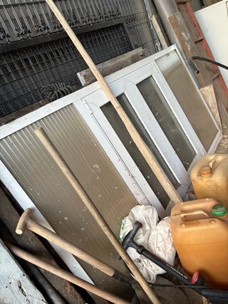 Ventana doble con marco blanco