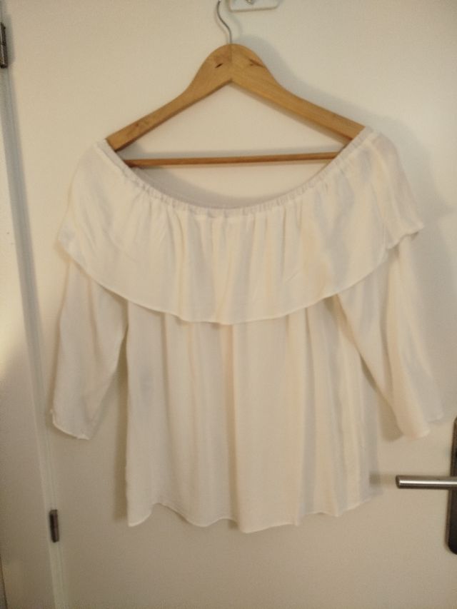 Blusa Naf Naf blanca hombros descubiertos.