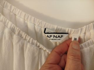 Blusa Naf Naf blanca hombros descubiertos.