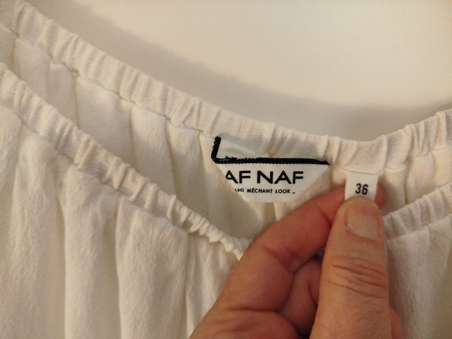 Blusa Naf Naf blanca hombros descubiertos.
