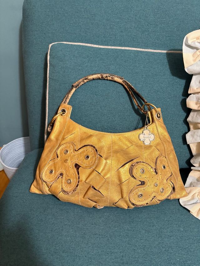 Bolso de piel dorado con apliques florales