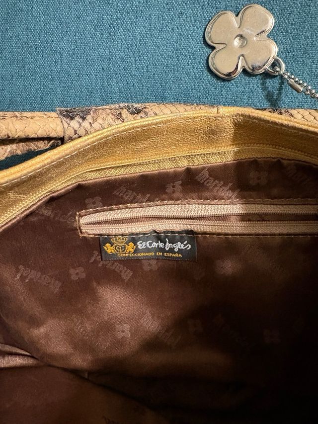 Bolso de piel dorado con apliques florales