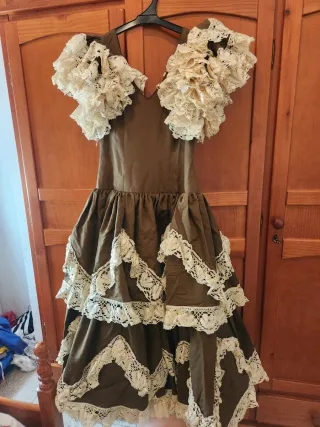 Traje de flamenca beige y marrón