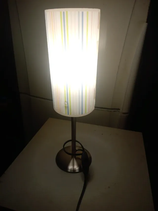 Lámpara de mesa con rayas multicolor