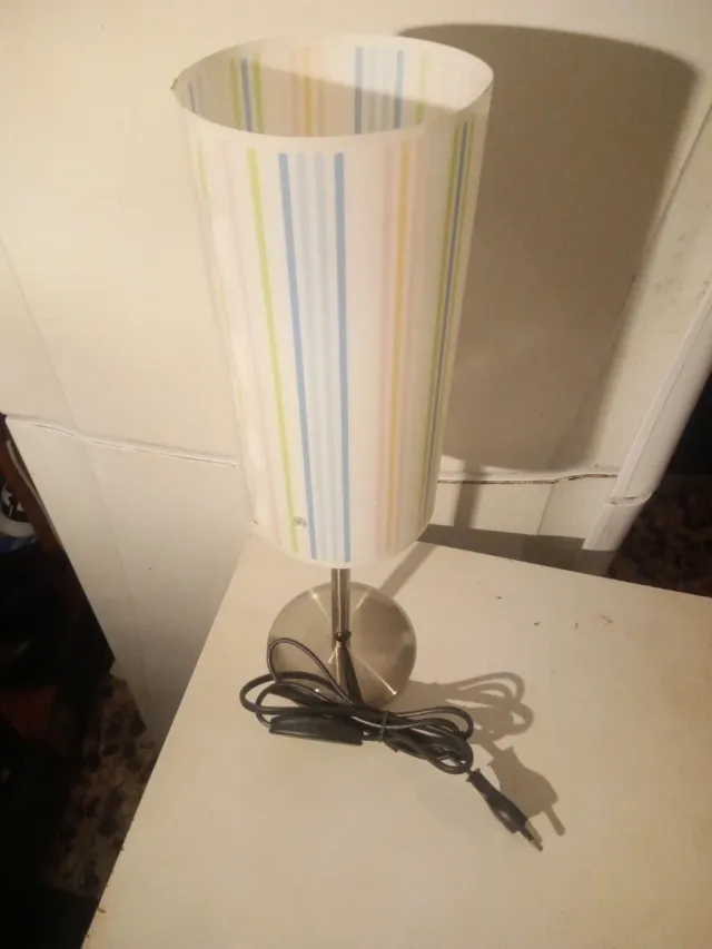 Lámpara de mesa con rayas multicolor