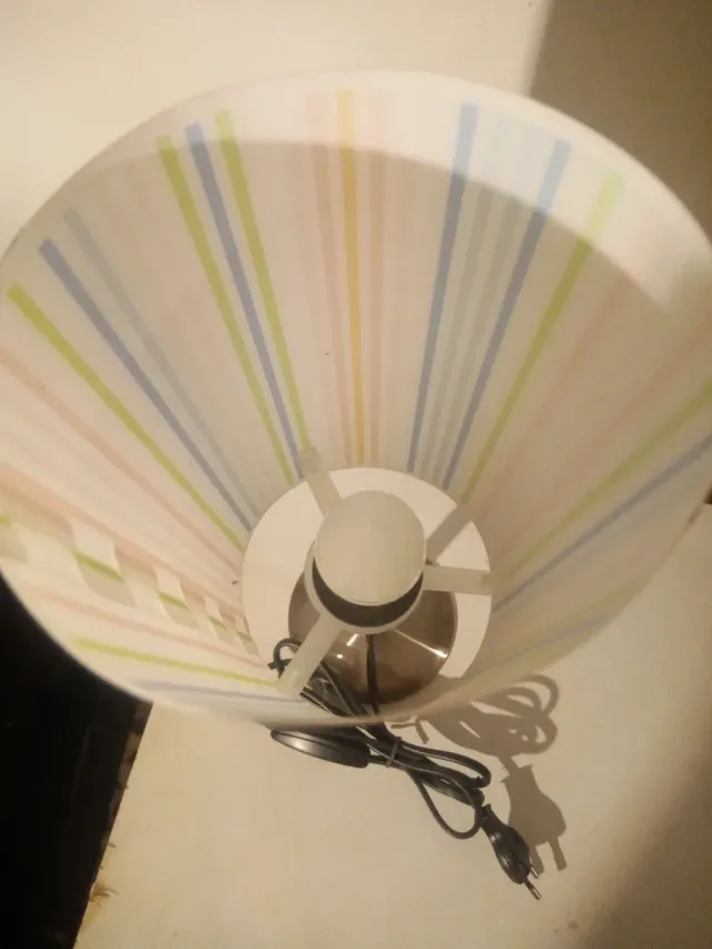 Lámpara de mesa con rayas multicolor
