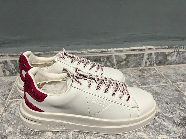 Zapatillas Guess Blancas con Detalles Rosas
