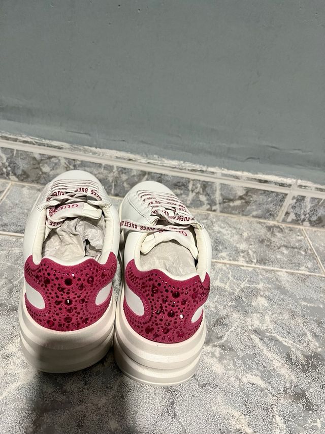 Zapatillas Guess Blancas con Detalles Rosas