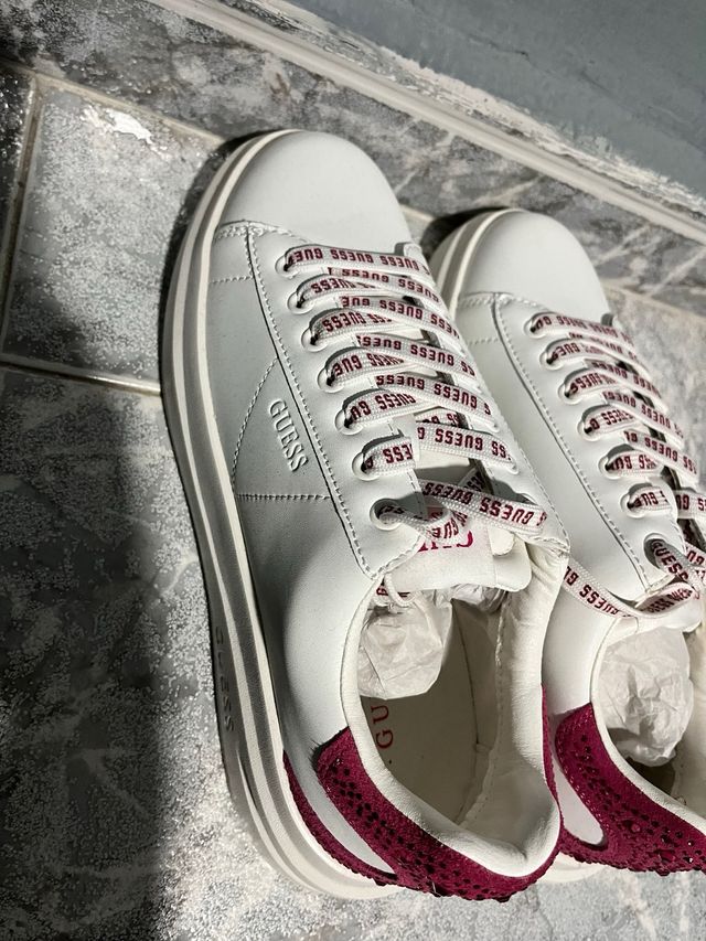 Zapatillas Guess Blancas con Detalles Rosas