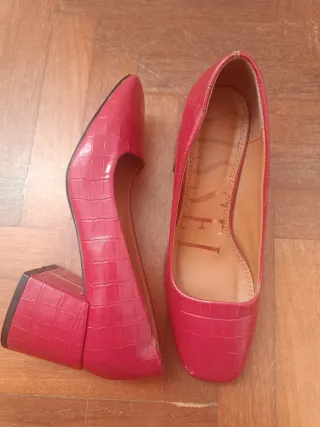 Zapatos rojos tacón ancho punta cuadrada