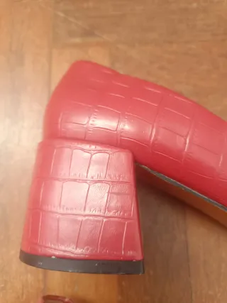 Zapatos rojos tacón ancho punta cuadrada