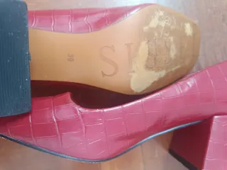 Zapatos rojos tacón ancho punta cuadrada