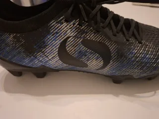 Botas de fútbol negras y azules