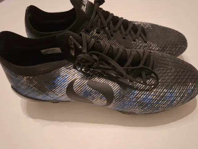 Botas de fútbol negras y azules