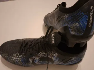 Botas de fútbol negras y azules