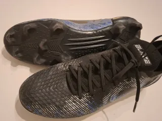 Botas de fútbol negras y azules