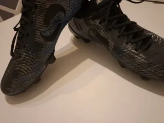 Botas de fútbol negras y azules