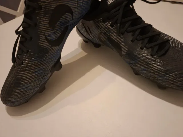 Botas de fútbol negras y azules