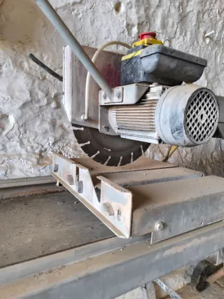 Mesa de corte con agua