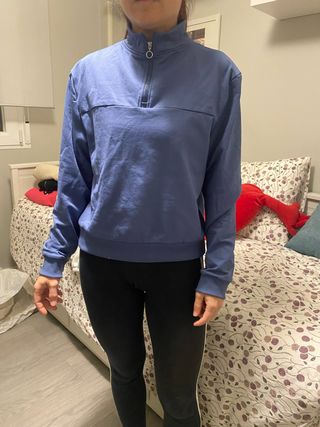 Sudadera deportiva azul con cremallera