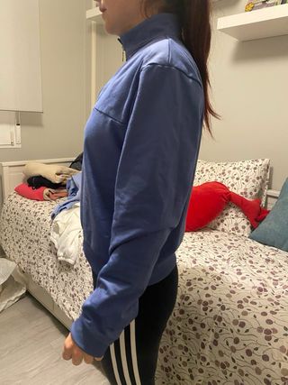 Sudadera deportiva azul con cremallera