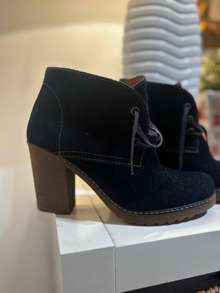Botín ante azul marino tacón