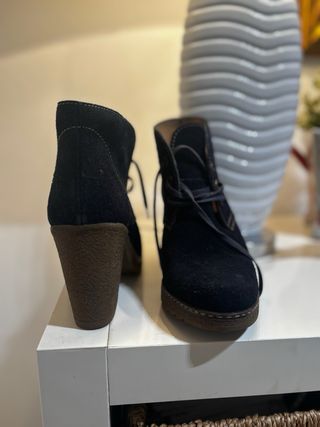 Botín ante azul marino tacón