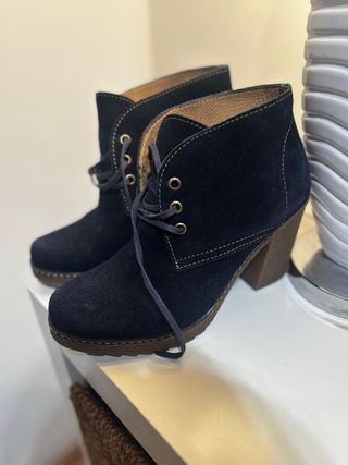Botín ante azul marino tacón