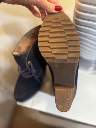 Botín ante azul marino tacón