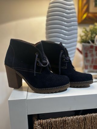 Botín ante azul marino tacón