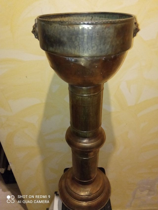 Peana de bronce con leones