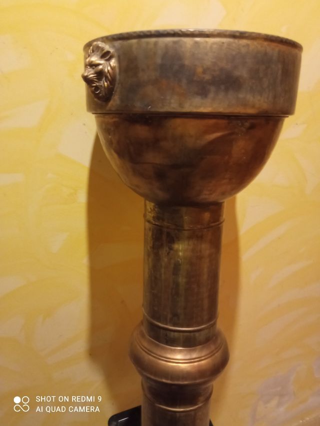 Peana de bronce con leones