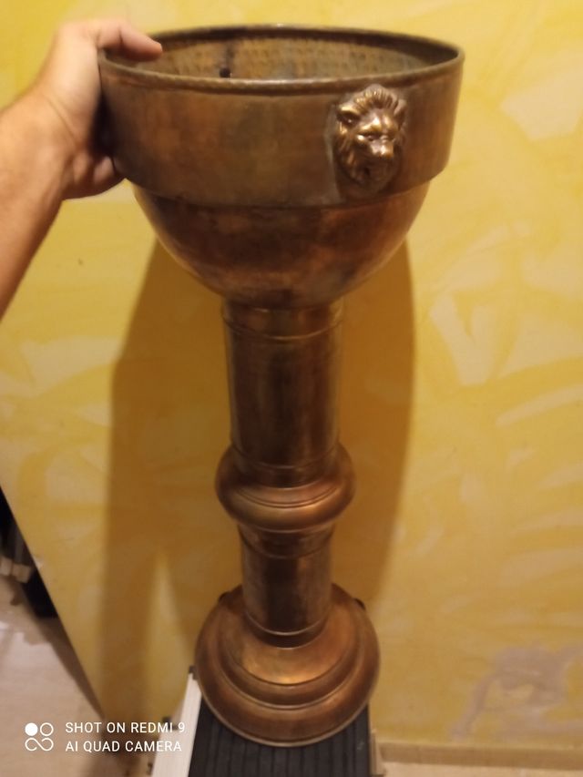 Peana de bronce con leones