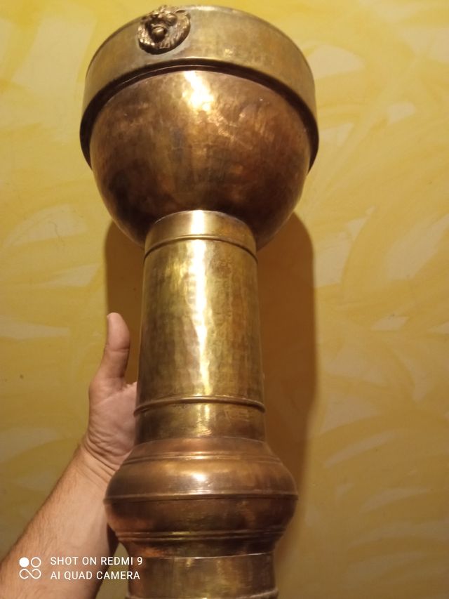 Peana de bronce con leones