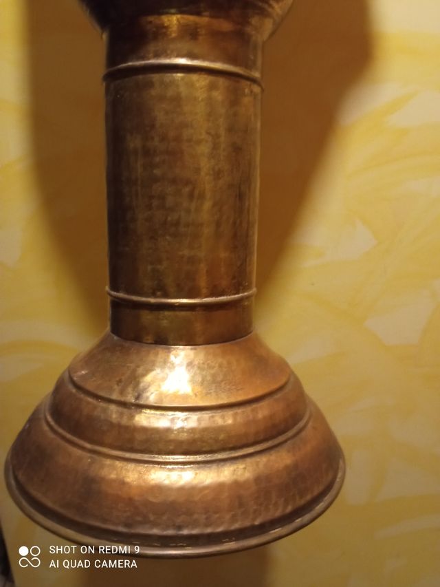 Peana de bronce con leones