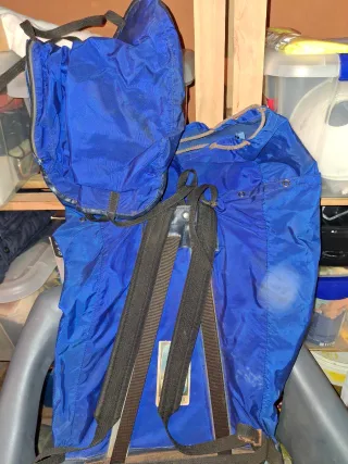 Mochila azul de montaña