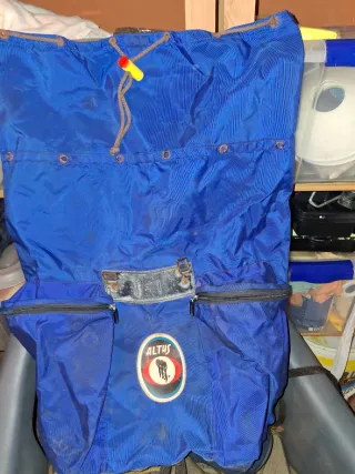 Mochila azul de montaña