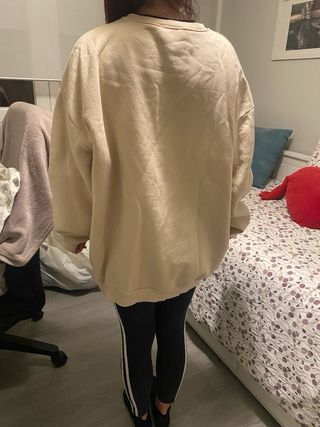 Sudadera beige con corazones