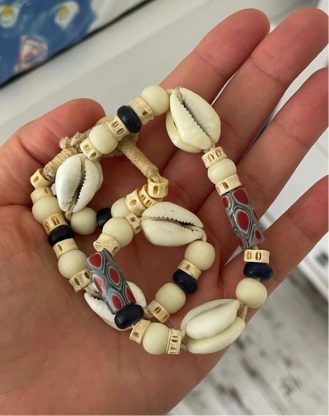 Collar de conchas y cuentas