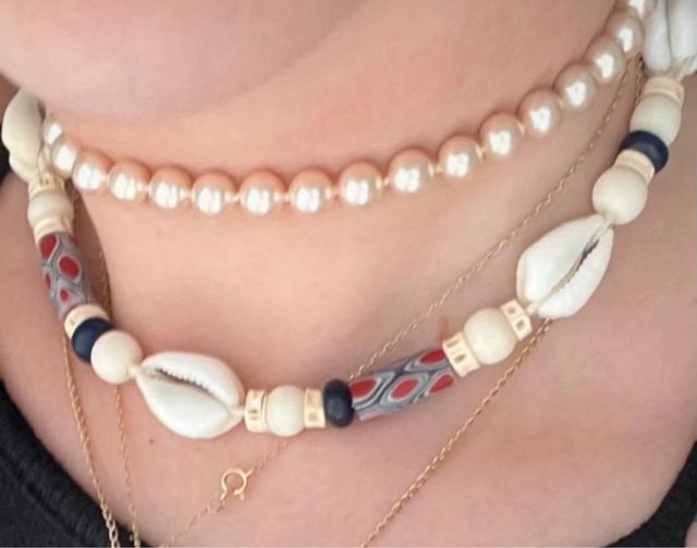 Collar de conchas y cuentas