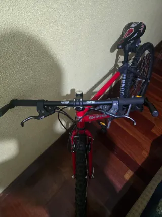 Bicicleta de montaña roja